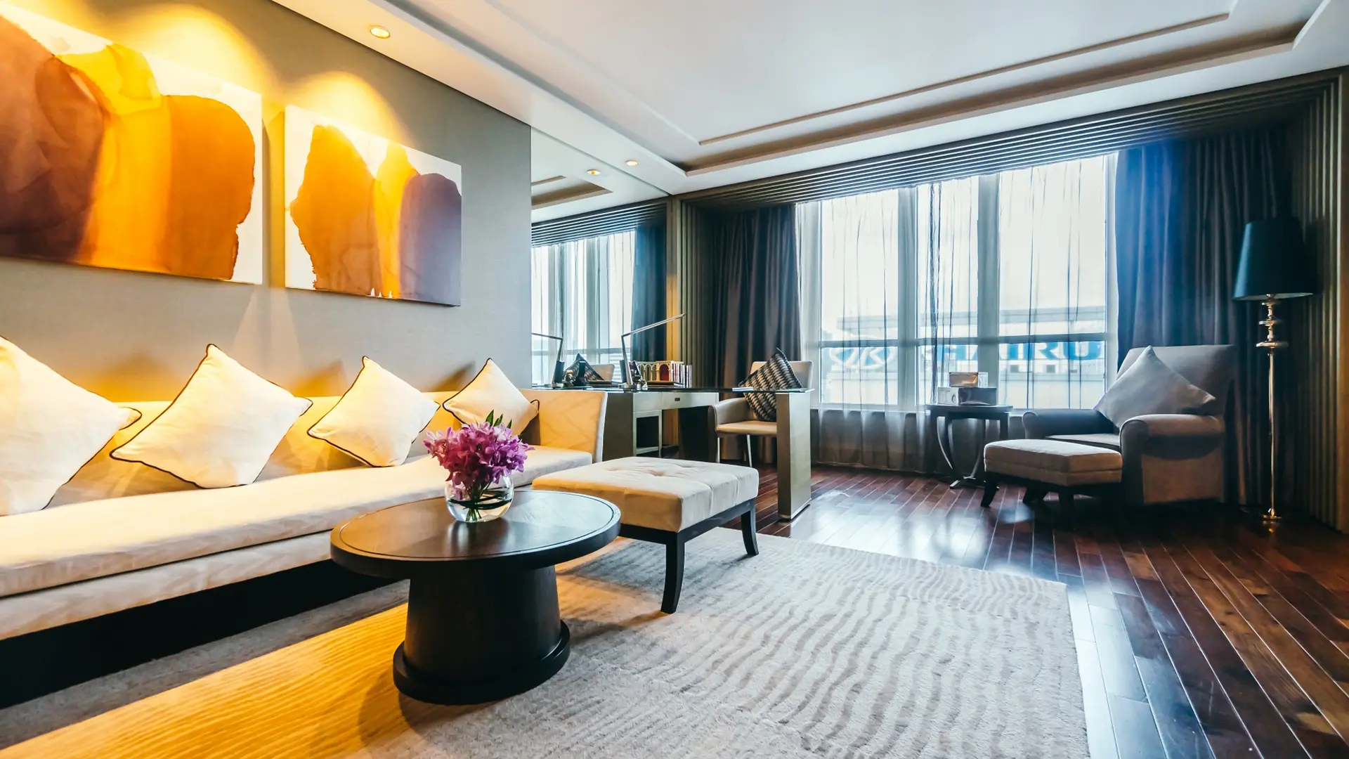 Salón espectacular de madera noble con multitud de sofás y entrada de luz lateral. Espacio muy acogedor