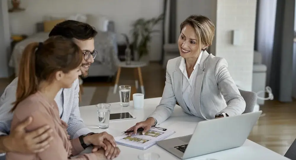 Una pareja consultando el expediente de su vivienda